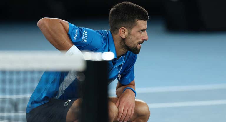Djokovic fue atendido al final del primer set ante Alcaraz.