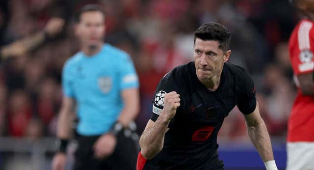 Raphinha y Pedri rescatan al Barça del infierno de Da Luz