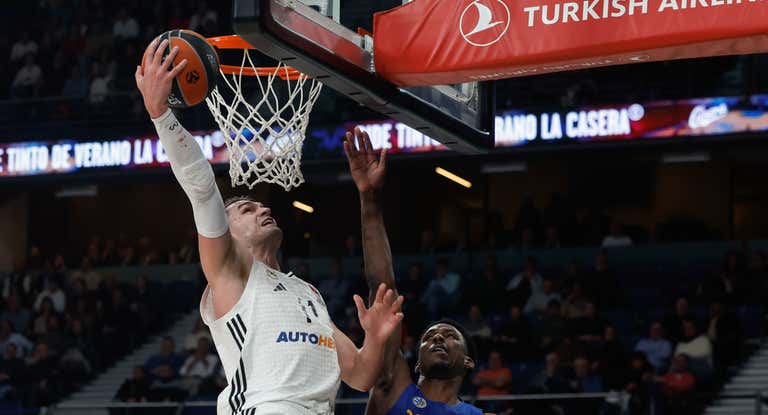 Mario Hezonja entra a canasta en un partido de Euroliga.