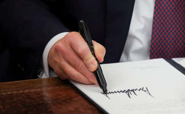 Donald Trump estampa su firma en un decreto. Reuters
