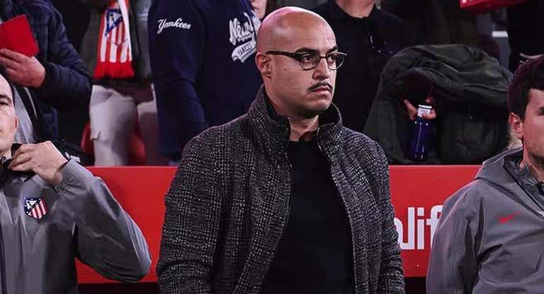 Víctor Martín, entrenador del Atlético, durante un partido.