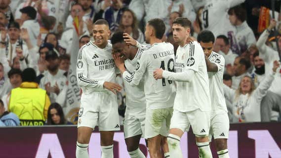 Los jugadores del Real Madrid celebran el triunfo ante el Salzburgo. /AFP