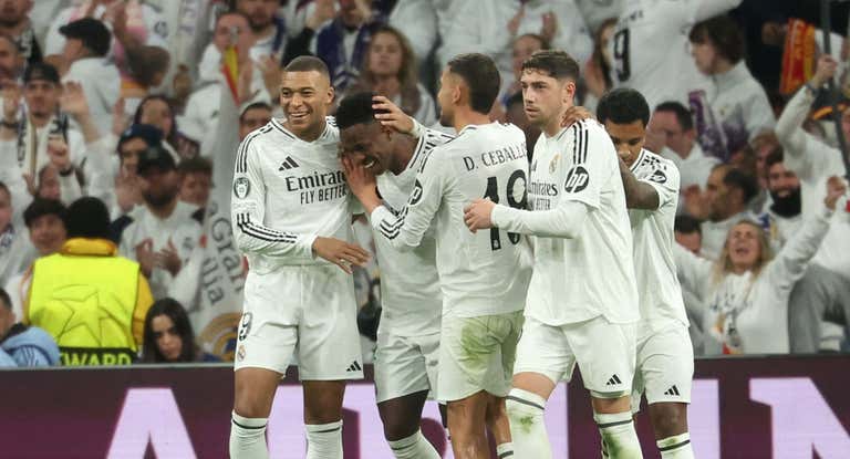 Los jugadores del Real Madrid celebran el triunfo ante el Salzburgo.