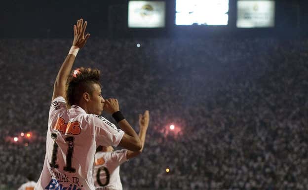 Neymar celebrando un gol durante su etapa en el Santos.   EFE