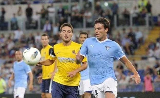 Javi Garrido junto a Dani Estrada, con Imanol Agirretxe de fondo.  Diario Vasco