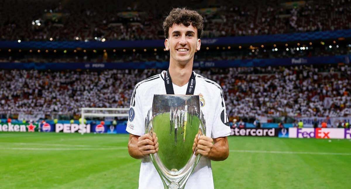 Jacobo Ramón posa con la Supercopa de Europa conquistada por el Real Madrid en Varsovia. /INSTAGRAM