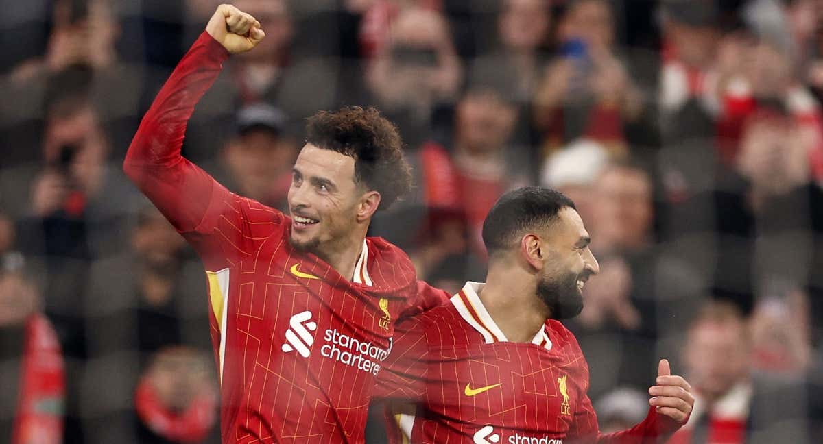 Curtis Jones y Mohamed Salah, del Liverpool, celebran un gol en Champions League./EFE