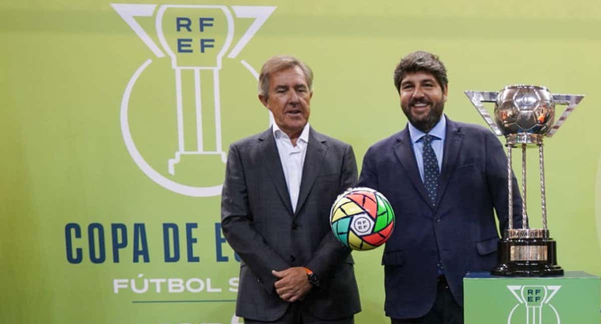 José Miguel Monje y Fernando López Miras, presidente de la Región de Murcia, con la Copa de España.