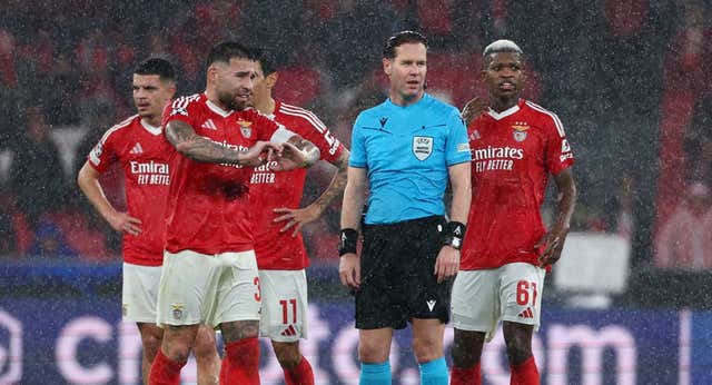 El Benfica explota contra el arbitraje ante el Barça y Raphinha se muerde la lengua para volver a jugar en LaLiga