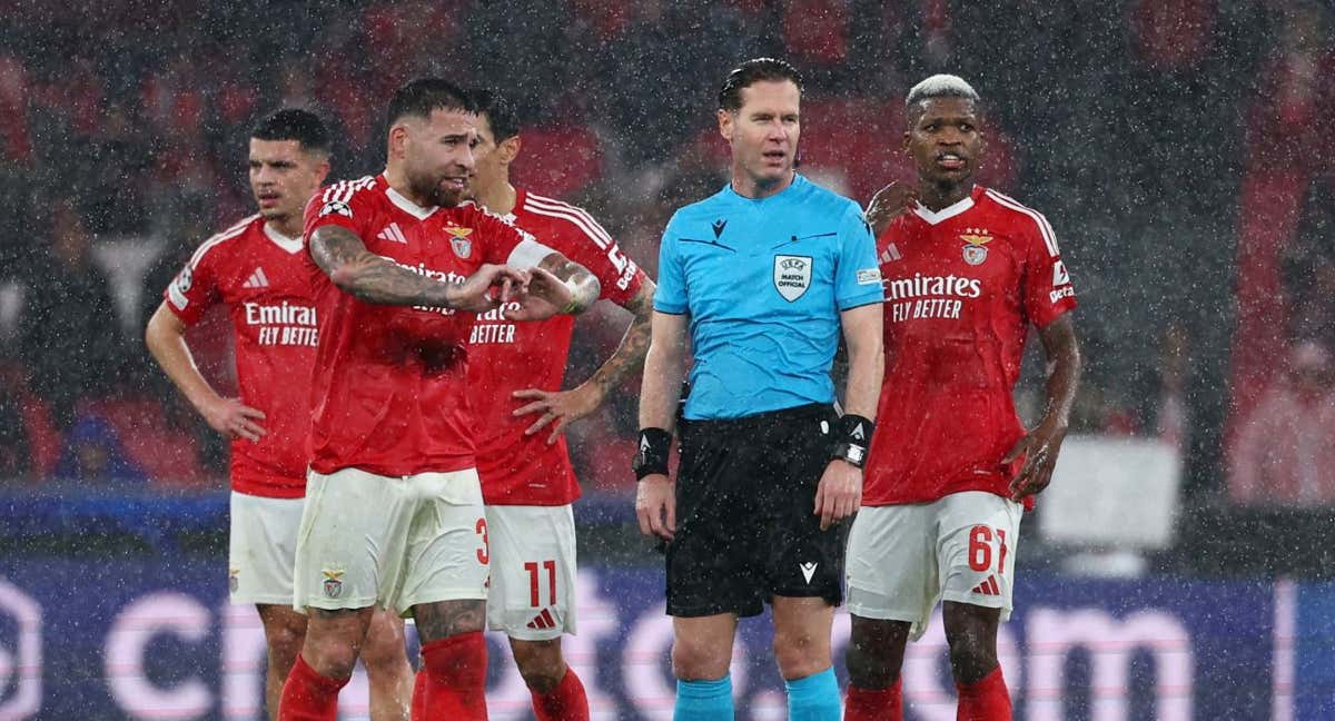 Los jugadores del Benfica protestan a Makkelie.