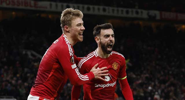 Bruno Fernandes salva al Manchester United en el descuento
