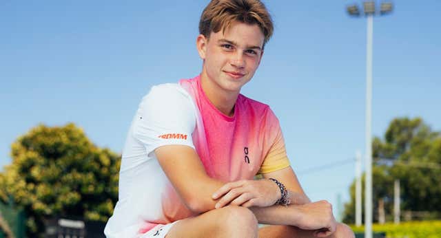 Tenista, de Basilea, con revés a una mano… un cachorro de Roger Federer maravilla en el junior de Australia