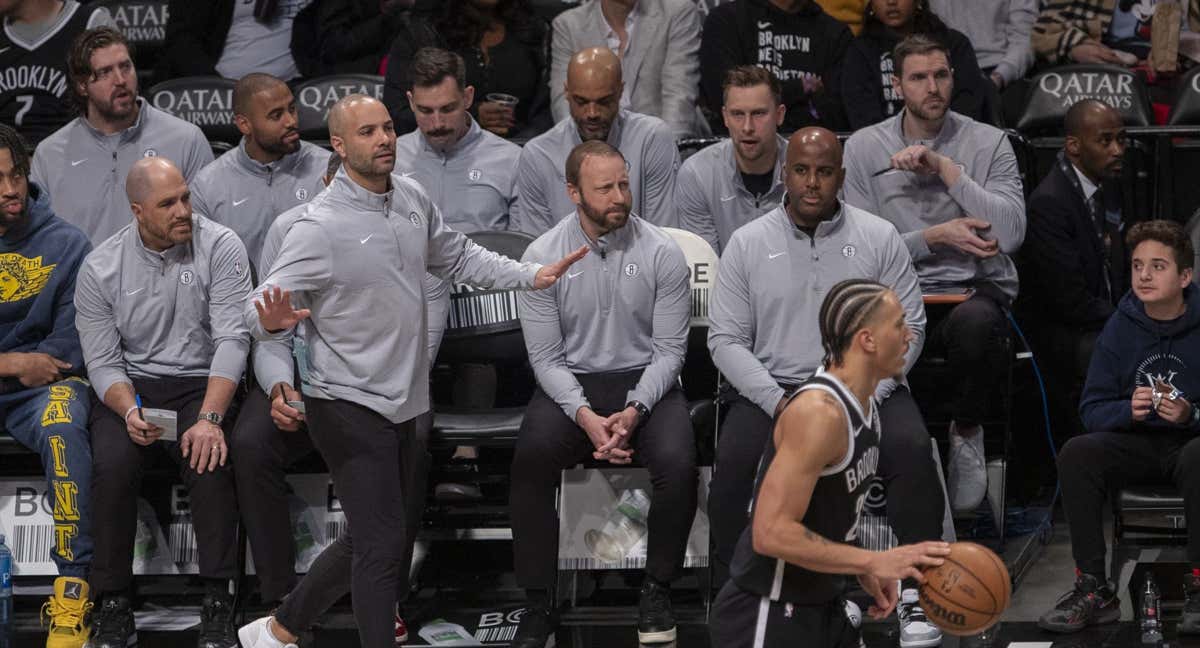 Jordi Fernández da instrucciones a los jugadores de los Brooklyn Nets./Efe