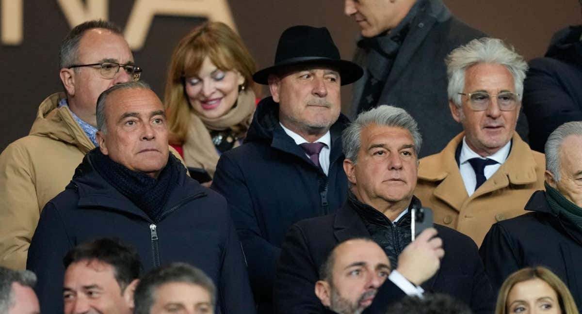 Laporta y Yuste en el palco de Montjuïc. /EFE / Enric Fontcuberta