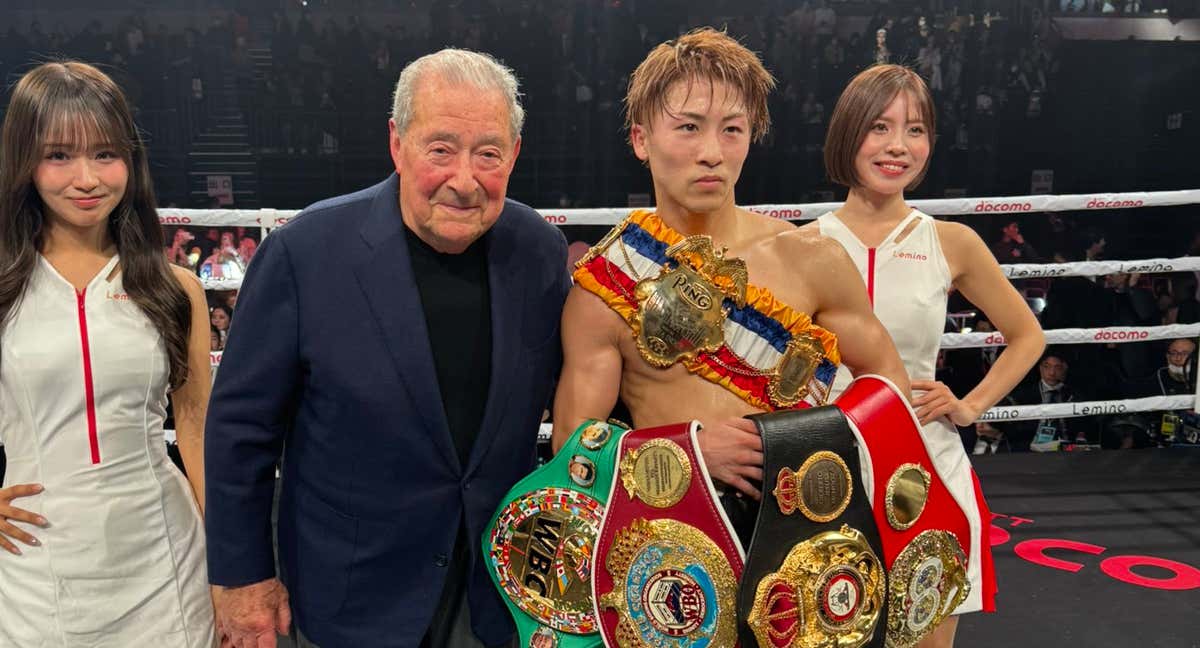 Naoya Inoue junto a Bob Arum, su promotor estadounidense, tras vencer a Kim./