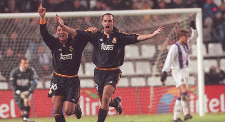 Meca celebra, junto a Zárate, el gol que le marcó al Valladolid en la temporada 1999-2000.