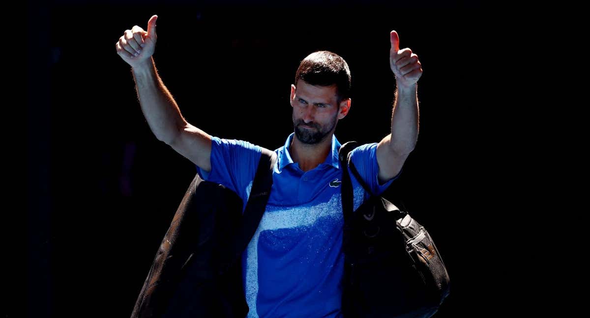 Novak Djokovic saluda al público tras ser abucheado en la Rod Laver Arena.