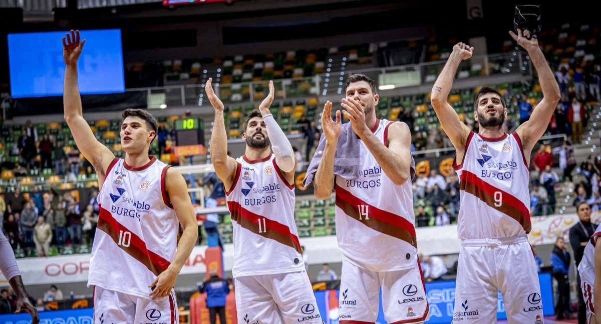 Los jugadores del Silbo San Pablo Burgos celebran el pase a la final de la Copa España. /FEB