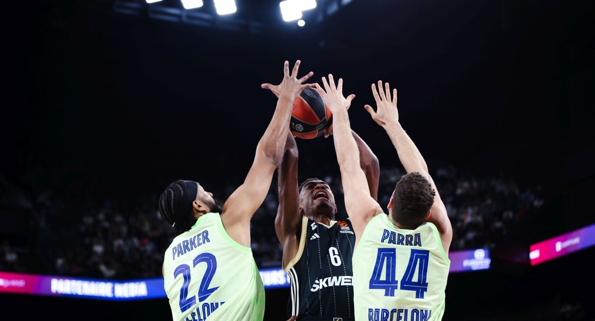 Theo Maledon, con la bola, presionado por Jabari Parker y Joel Parra.