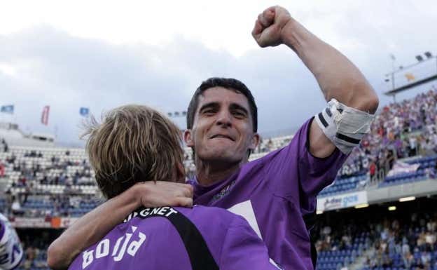 Víctor se abraza a Borja tras el ascenso del Real Valladolid en Tenerife en 2007.  EFE