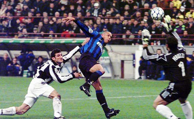 Peruzzi bloquea un balón de Ronaldo.  ARCHIVO