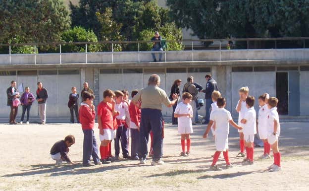 Manolo Moriche entrenando a los niños del CDA.  Cedida