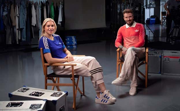 Alessia Russo, jugadora del Arsenal, junto a David Beckham.  ADIDAS