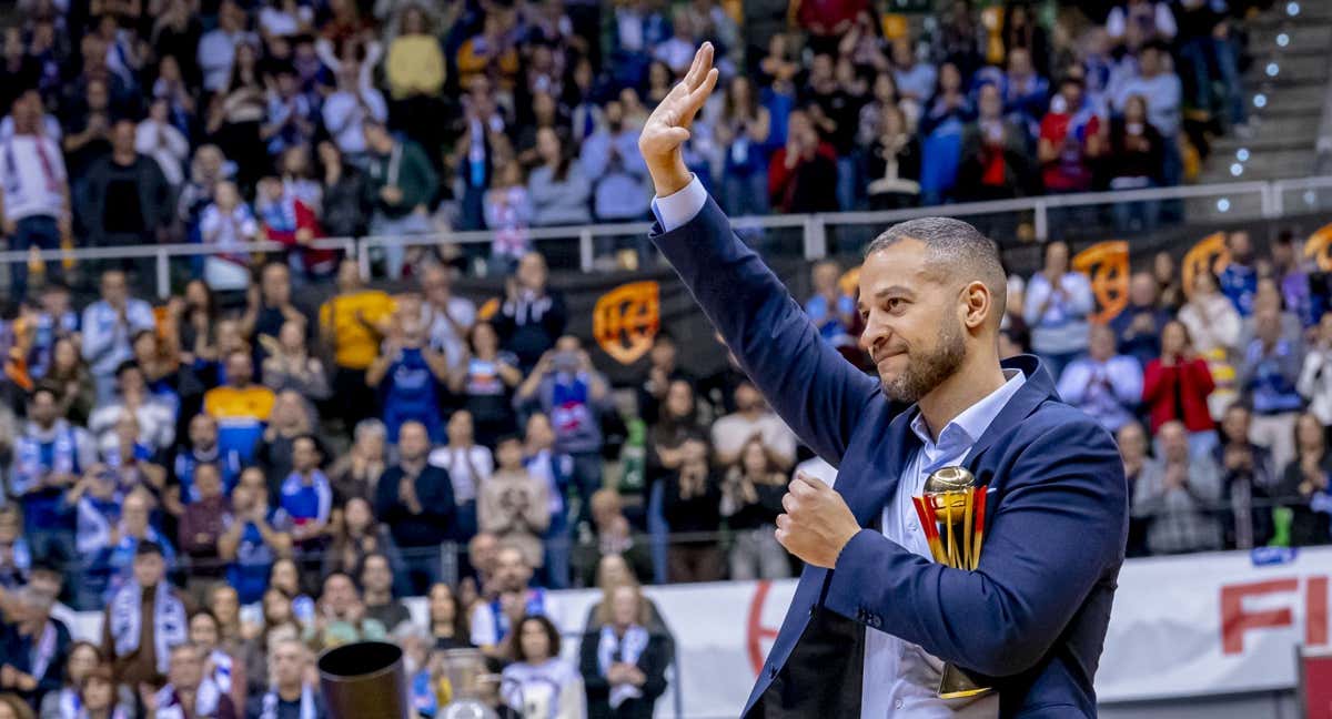 Bruno Savignani, con la réplica del trofeo tras ganar con el Silbö San Pablo Burgos la Copa España. /FEB