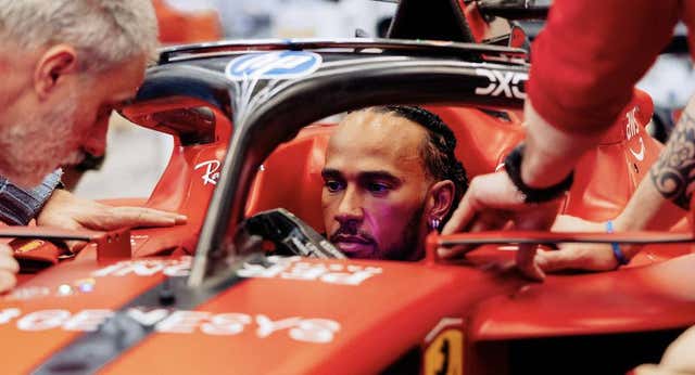 Primera polémica de Hamilton con Ferrari: probó el coche de Carlos Sainz… en contra de la normativa