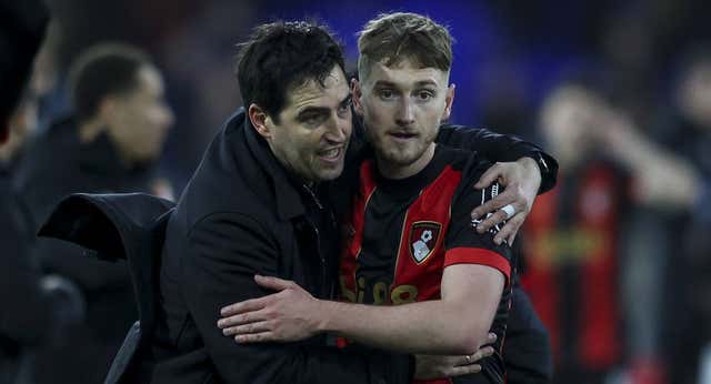 Un abrazo de Andoni Iraola muestra la historia “más conmovedora” del éxito del Bournemouth: ‘Se recuperó de un cáncer y es titular’