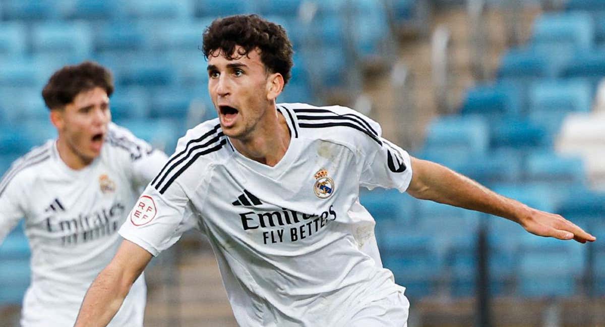 Jacobo Ramón celebra un gol con el Real Madrid Castilla.