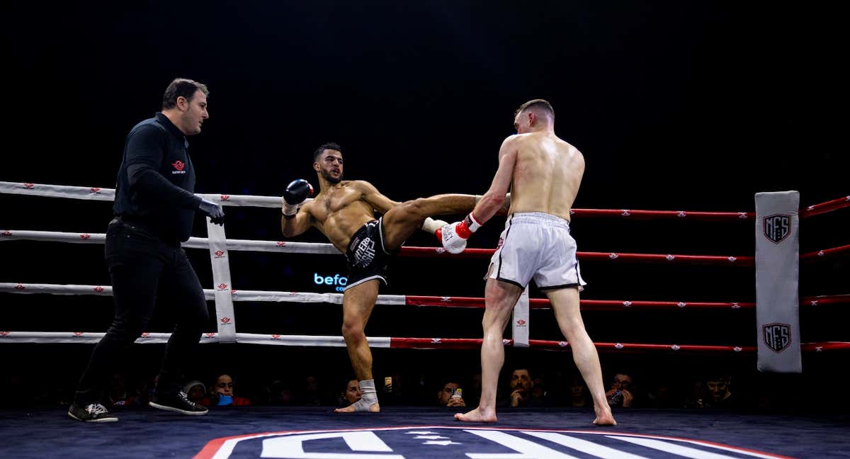 Filai y Menen cruzan golpes durante su combate./Fernando Coto/Mad Fight Stadium