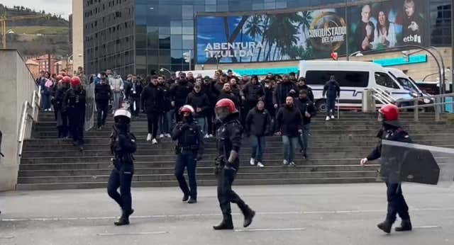 Una alarma ultra salta en Bilbao y la Ertzaintza despliega un dispositivo especial que evita incidentes