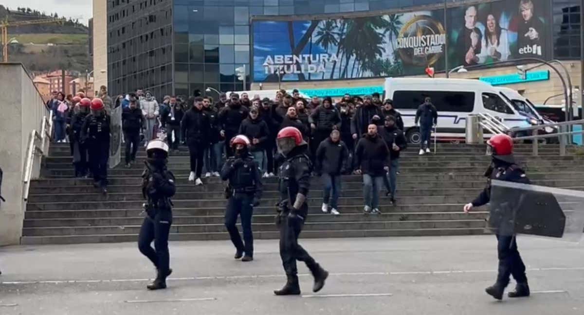 Ultras del Leganés escoltados por la Ertzaintza en la previa del choque ante el Athletic.