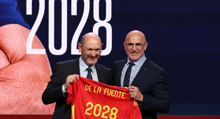 Luis de la Fuente, junto a Rafael Louzán, durante el acto de renovación.