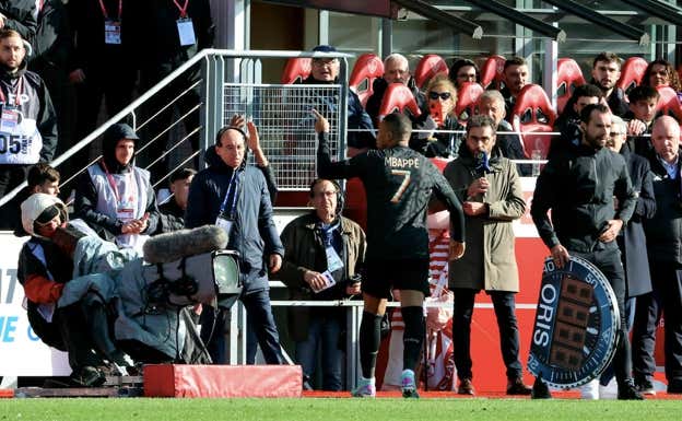 Mbappé, encarándose con la afición del Brest.  GETTY