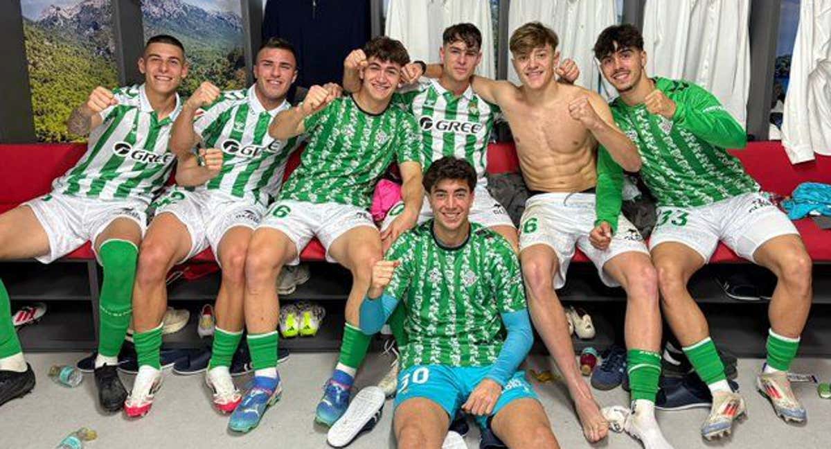 Los canteranos del Betis posan en el vestuario del Mallorca.