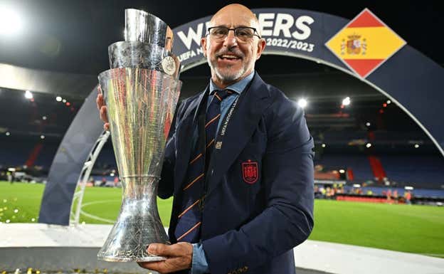Luis de la Fuente, con el primer título que logró con la Absoluta: la Nations League.  GETTY