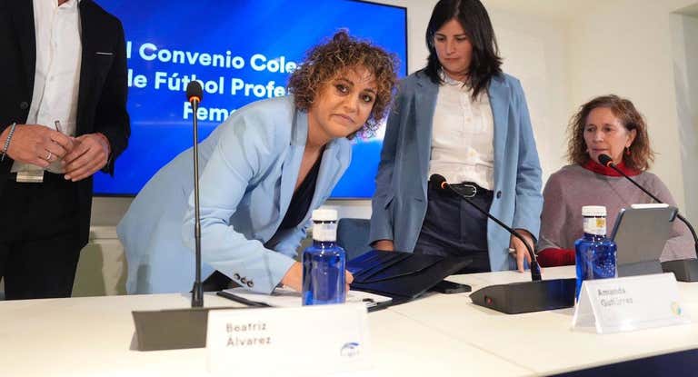 Beatriz Álvarez Mesa, presidenta de Liga F, firma el Convenio.