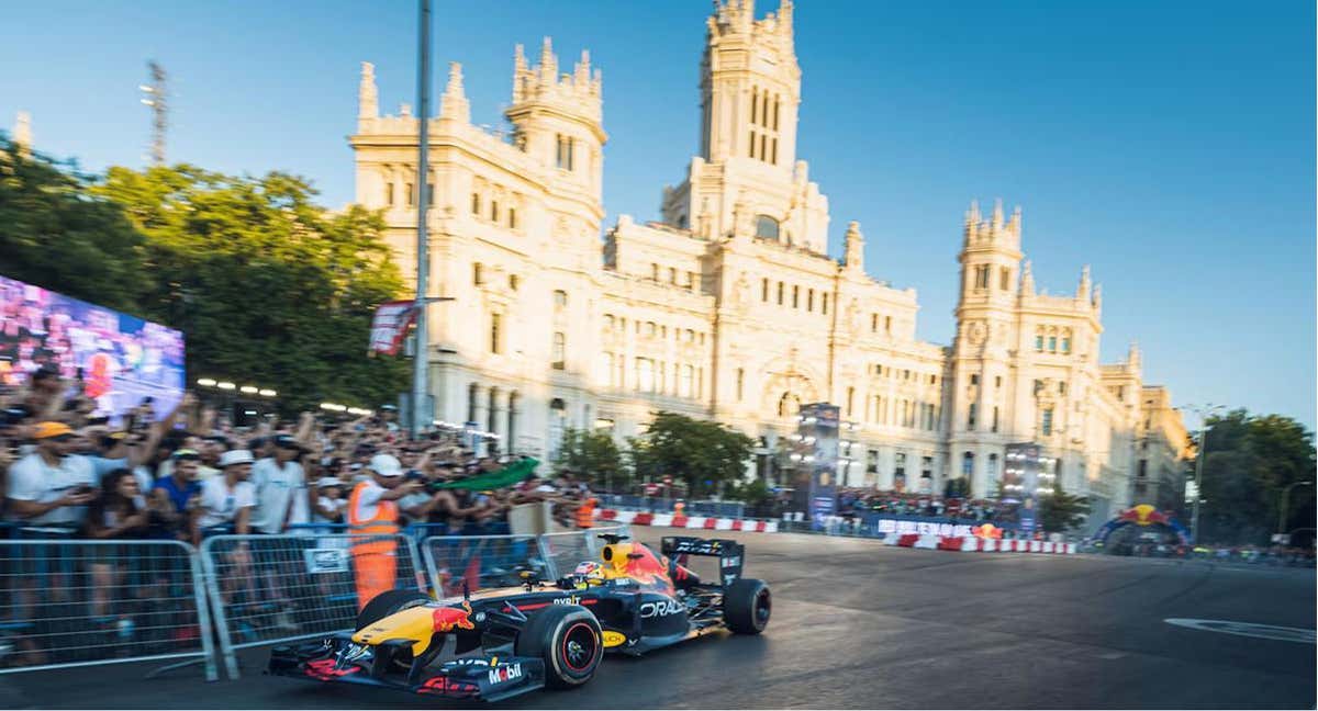 Checo Pérez en las calles de Madrid. /Red Bull