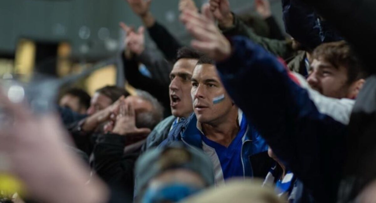Mario Casas, en un frame de la película 'Muy lejos'.