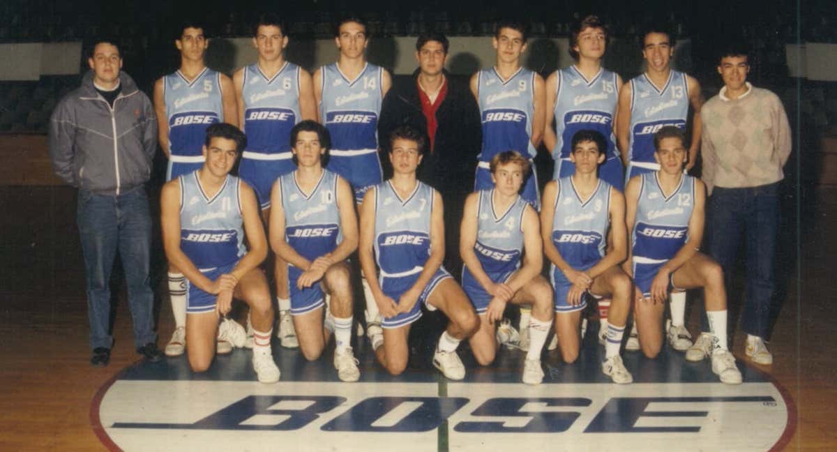 Pedro Sánchez, abajo a la izquierda con el dorsal 11, junto al equipo juvenil del Estudiantes en la temporada 1988/89./CLUB ESTUDIANTES