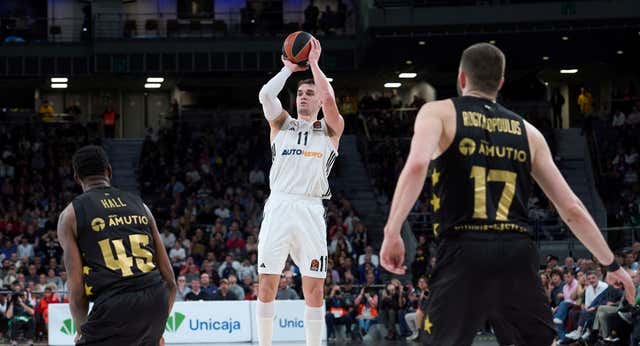 Las protestas del Baskonia por el arbitraje ante el Real Madrid llevan a Belosevic a la nevera