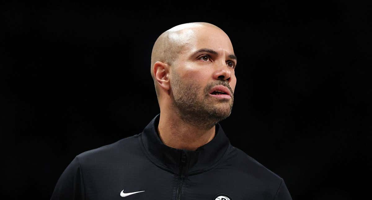 Jordi Fernández, pensativo, intenta encontrar una solución para los Nets.