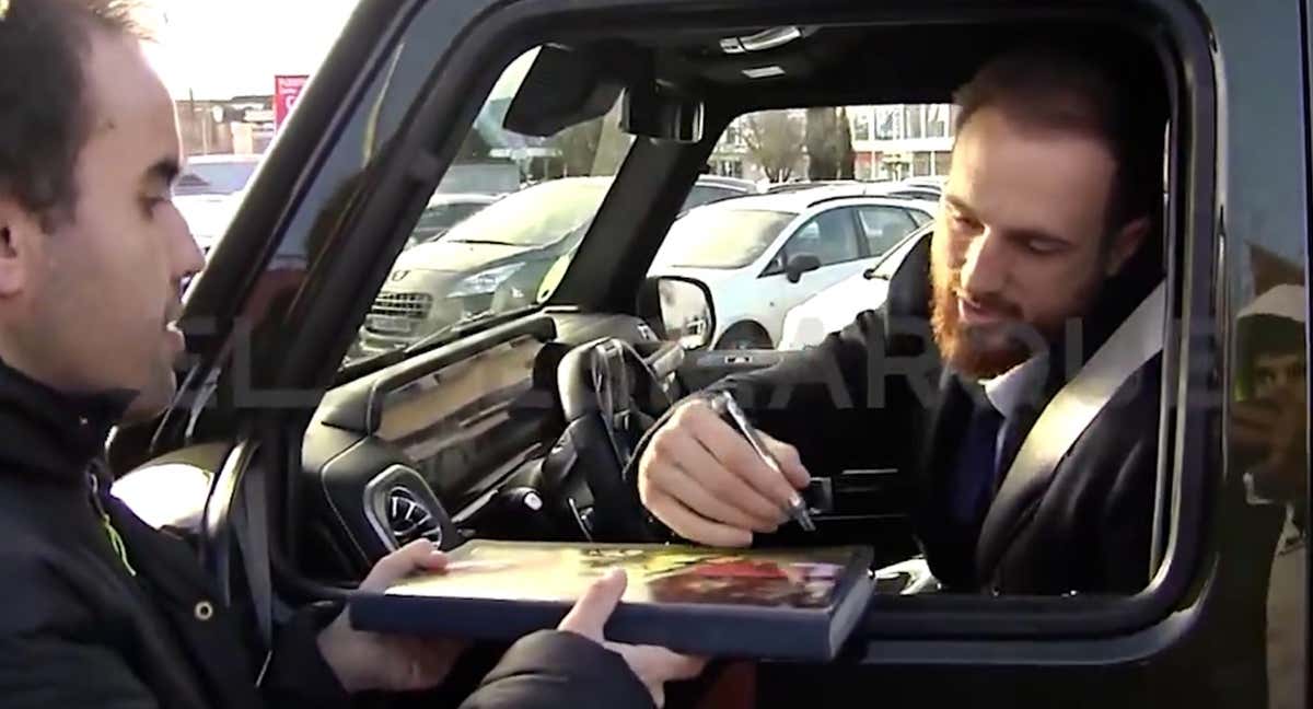 Oblak firmando a un aficionado. /El Desmarque