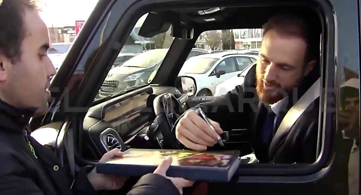 Oblak firmando a un aficionado.