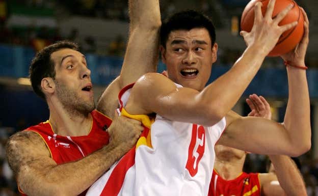 Yao Ming intenta superar a Roberto Dueñas en los Juegos de Atenas. AFP