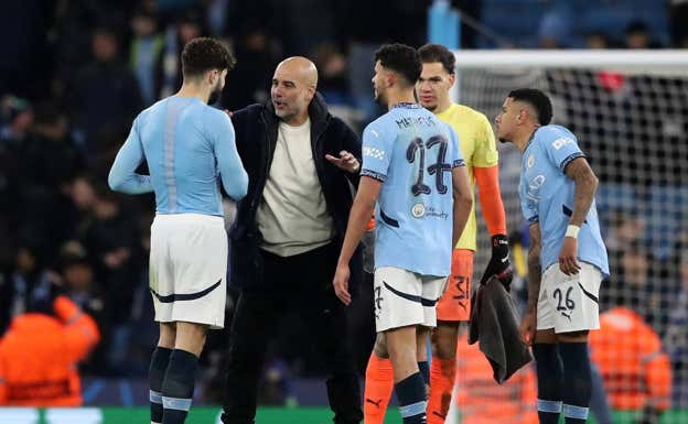 Guardiola habla con Gvardiol después del partido. REUTERS