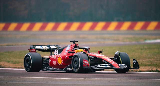 Lewis Hamilton todavía no doma ‘Il Cavallino’: primer accidente del británico al chocar con las barreras