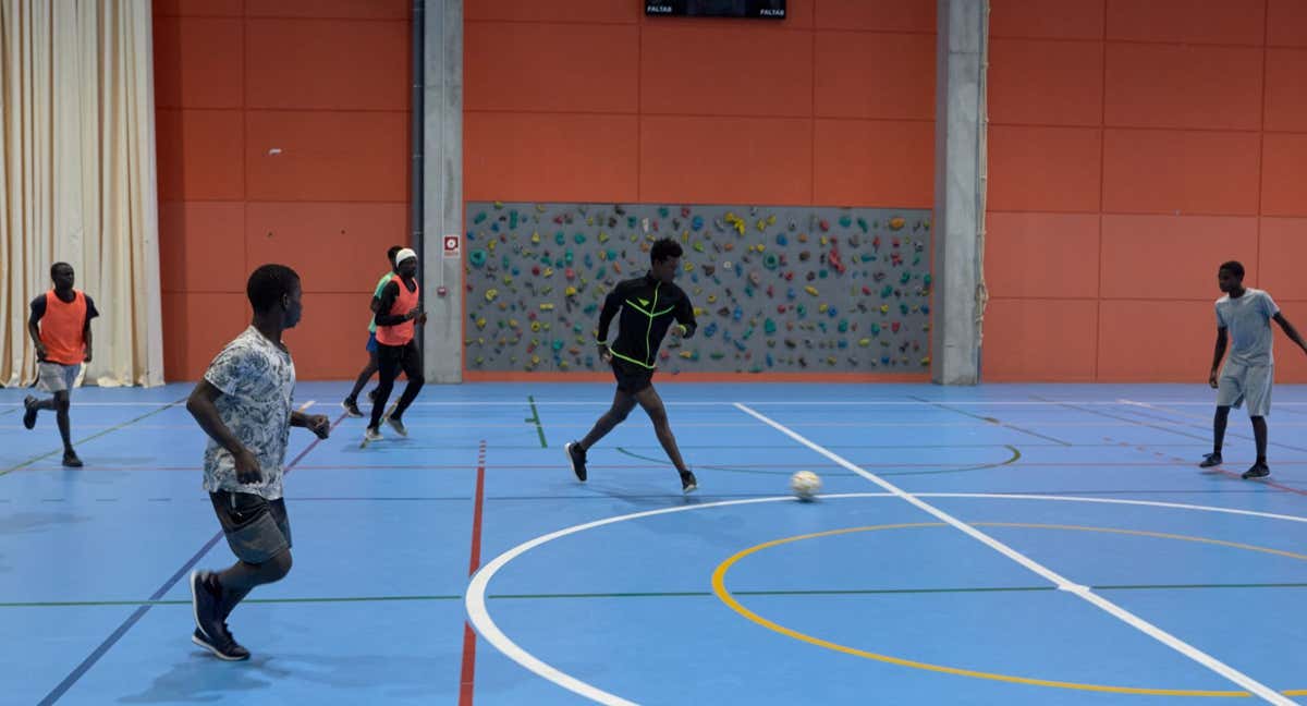 Actividad del proyecto 'Fútbol y Deporte' de la Fundación Cepaim. /David Momblan. Fundación “la Caixa”